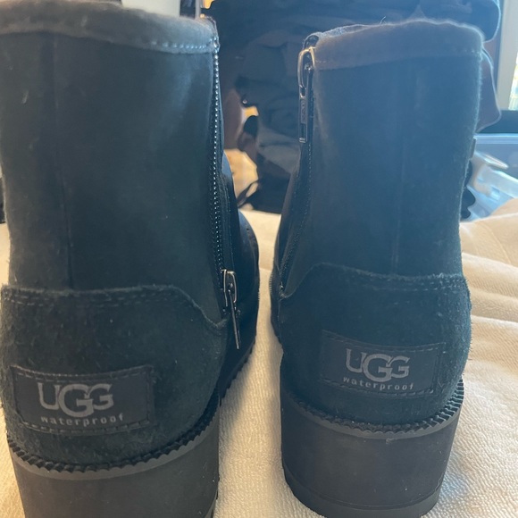 UGGS! - Picture 5 of 7